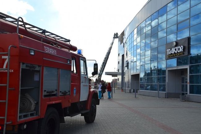 Возгорание на ледовой арене Трактор Возгорание на ледовой арене Трактор