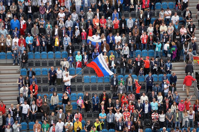 Болельщики во время гонки на российском этапе чемпионата мира по кольцевым автогонкам в классе Формула-1