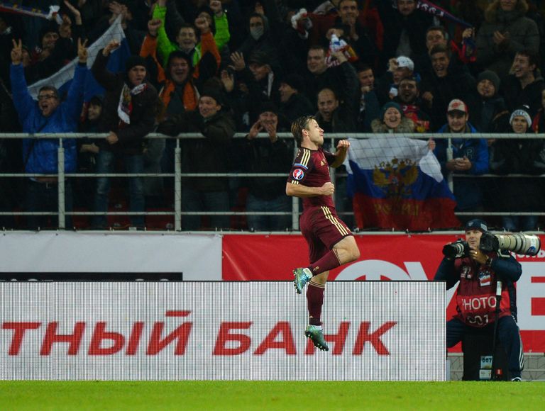 Автор гола, защитник сборной России Олег Кузьмин Автор гола, защитник сборной России Олег Кузьмин