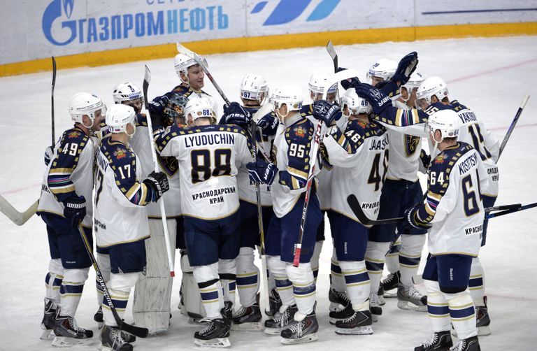 Игроки Сочи радуются победе