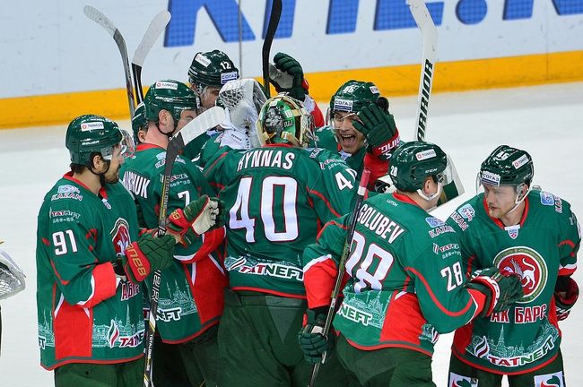 Игроки ХК Ак Барс радуются победе Игроки ХК Ак Барс радуются победе