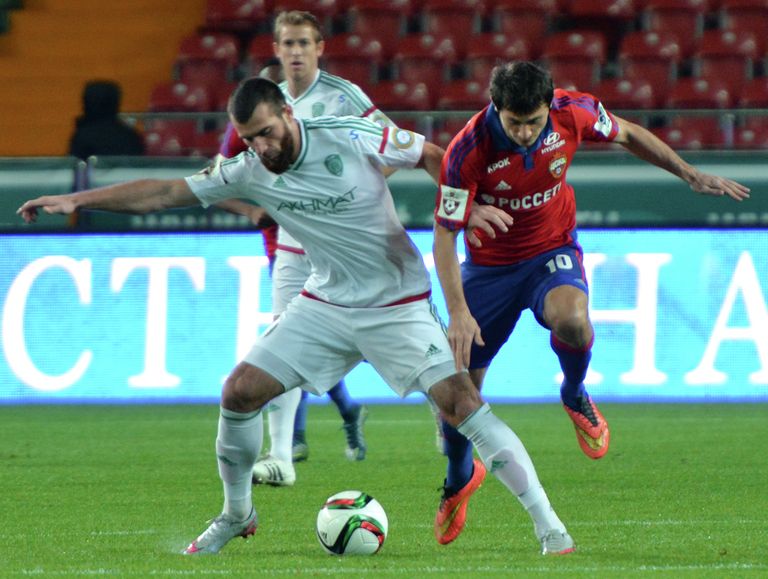 Форвард Терека Заур Садаев (слева) и хавбек ЦСКА Алан Дзагоев
