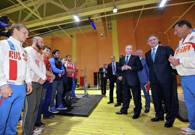 Владимир Путин (третий справа) и Виталий Мутко (второй справа) Владимир Путин (третий справа) и Виталий Мутко (второй справа)