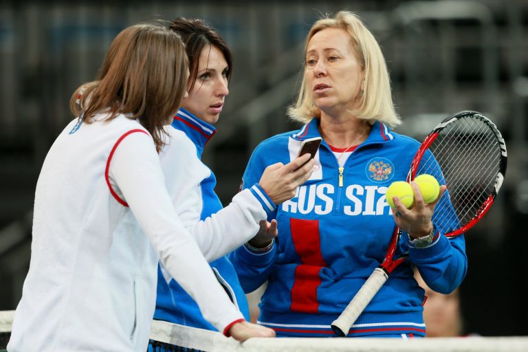 Помощник капитана команды Елена Лиховцева, капитан российской сборной Анастасия Мыскина, личный тренер Екатерины Макаровой Евгения Манюкова (слева направо) Помощник капитана команды Елена Лиховцева, капитан российской сборной Анастасия Мыскина, личный тренер Екатерины Макаровой Евгения Манюкова (слева направо)