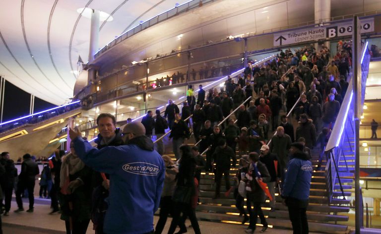 Зрители на стадионе Stade de France после серии взрывов в окрестностях стадиона Зрители на стадионе Stade de France после серии взрывов в окрестностях стадиона