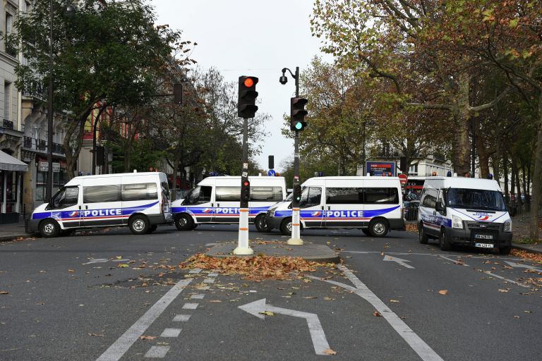 Полицейские автомобили на бульваре Вольтер около театра Батаклан в Париже, где произошел один из серии терактов Полицейские автомобили на бульваре Вольтер около театра Батаклан в Париже, где произошел один из серии терактов