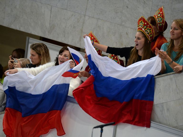 Болельщицы поддерживают российскую фигуристку Аделину Сотникову Болельщицы поддерживают российскую фигуристку Аделину Сотникову