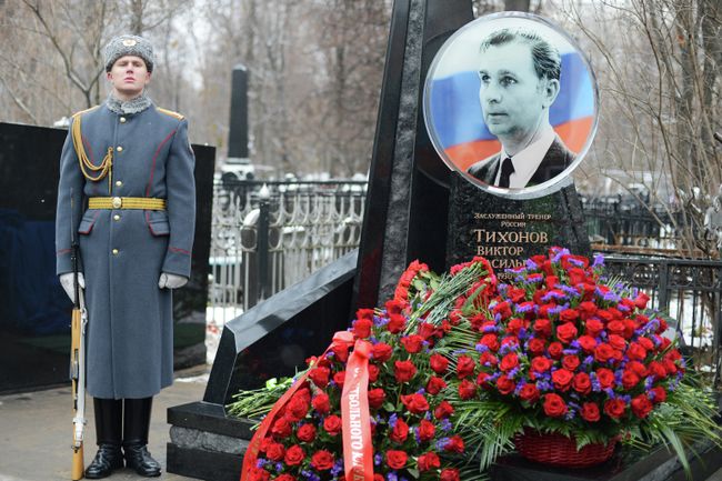 Открытие памятника легендарному хоккейному тренеру Виктору Тихонову