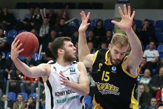 Игровой момент матча на Кубок Европы между Нижним Новгородом и АЕКом