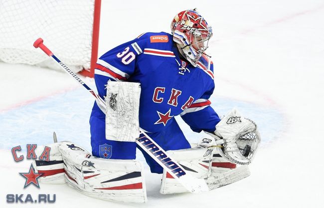 Вратарь ХК СКА Игорь Шестеркин
