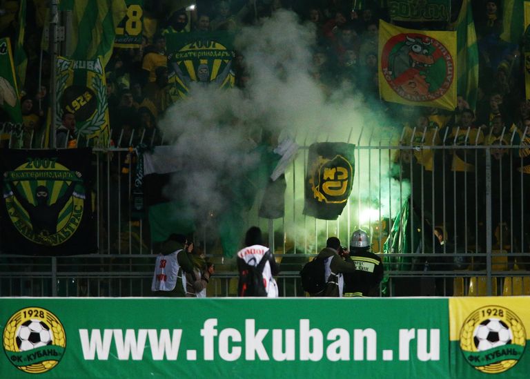 Болельщики Кубани на матче 18-го тура чемпионата России по футболу Болельщики Кубани на матче 18-го тура чемпионата России по футболу