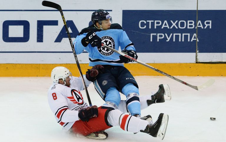 Форвард Автомобилиста Алексей Михнов (слева) и форвард Сибири Максим Шалунов Форвард Автомобилиста Алексей Михнов (слева) и форвард Сибири Максим Шалунов