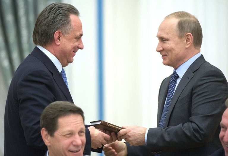 Президент России Владимир Путин (справа) поздравляет министра спорта РФ, председателя оргкомитета Россия-2018 Виталия Мутко с Днем Рождения