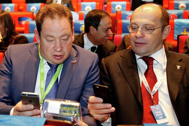 Главный тренер сборной России Леонид Слуцкий (слева) и президент Российской футбольной Премьер-Лиги Сергей Прядкин Главный тренер сборной России Леонид Слуцкий (слева) и президент Российской футбольной Премьер-Лиги Сергей Прядкин