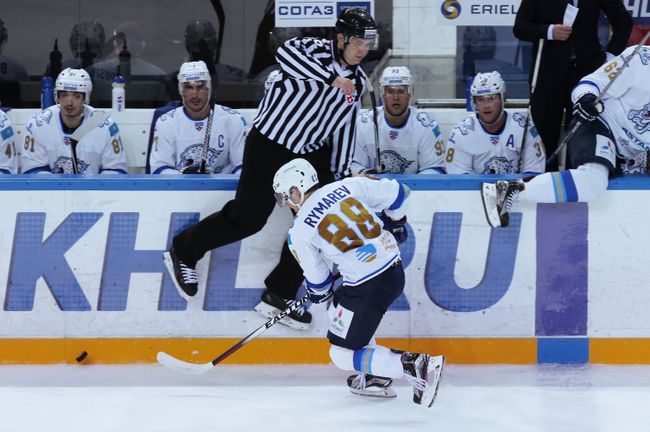Евгений Рымарев (в центре)