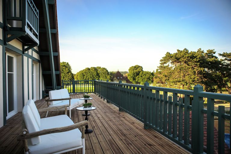 Вид на террасу отеля Renaissance Paris Hippodrome de St.Cloud Hotel Вид на террасу отеля Renaissance Paris Hippodrome de St.Cloud Hotel
