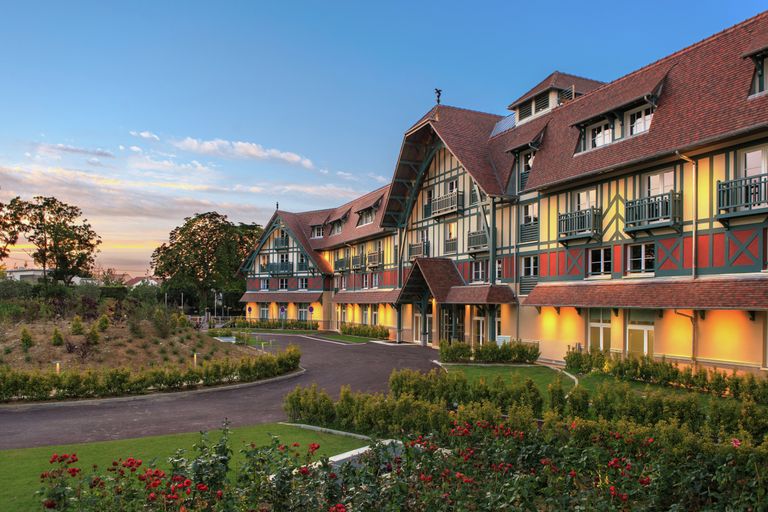 Внешний вид отеля Renaissance Paris Hippodrome de St.Cloud Hotel Внешний вид отеля Renaissance Paris Hippodrome de St.Cloud Hotel