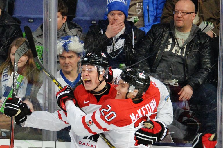 Игроки молодежной сборной Канады по хоккею радуются заброшенной шайбе Игроки молодежной сборной Канады по хоккею радуются заброшенной шайбе
