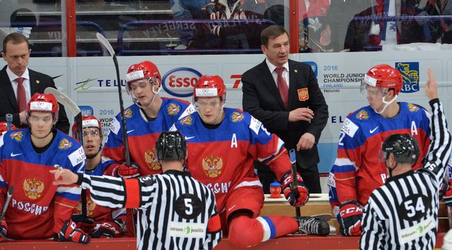 Хоккеисты сборной России и Валерий Брагин (третий справа)