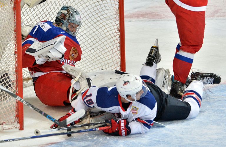 Игровой момент матча Россия - США