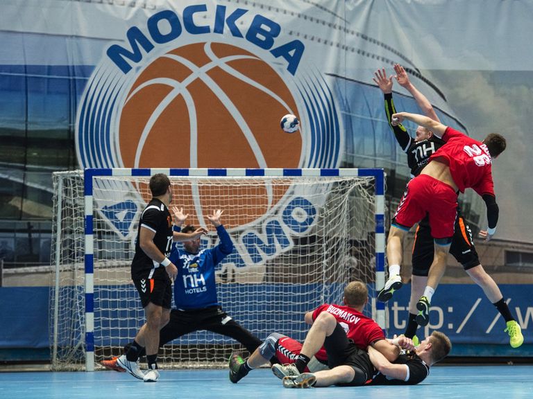 Игровой момент матча между сборными России и Нидерландов по гандболу