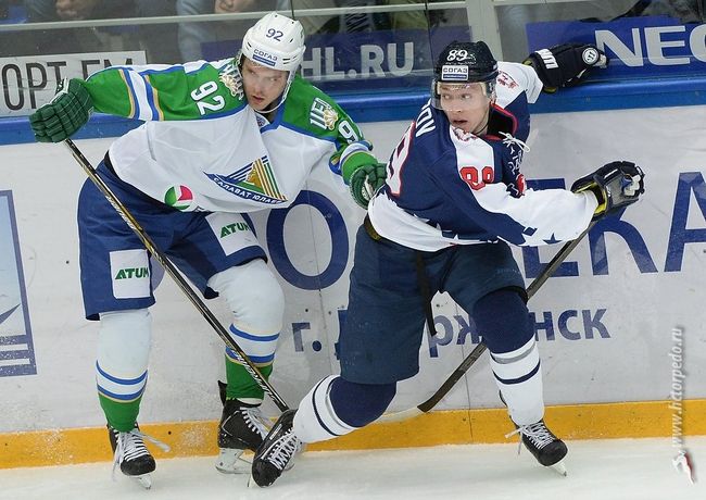 Защитник ХК Салават Юлаев Захар Арзамасцев (слева) и форвард ХК ТорпедоАлексей Потапов