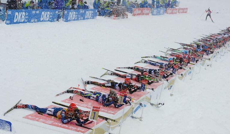 Спортсменки на огневом рубеже масс-старта
