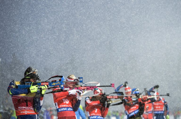 Спортсмены на огневом рубеже масс-старта среди мужчин на пятом этапе Кубка мира по биатлону сезона 2015/16 в немецком Рупольдинге Спортсмены на огневом рубеже масс-старта среди мужчин на пятом этапе Кубка мира по биатлону сезона 2015/16 в немецком Рупольдинге
