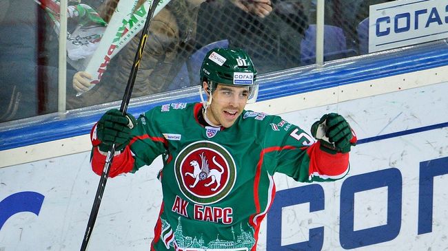 Форвард Ак Барса Джастин Азеведо Форвард Ак Барса Джастин Азеведо