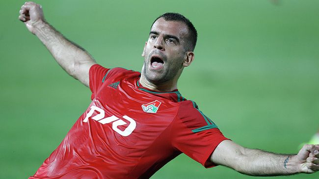 Нападающий ФК Локомотив Петар Шкулетич радуется забитому мячу