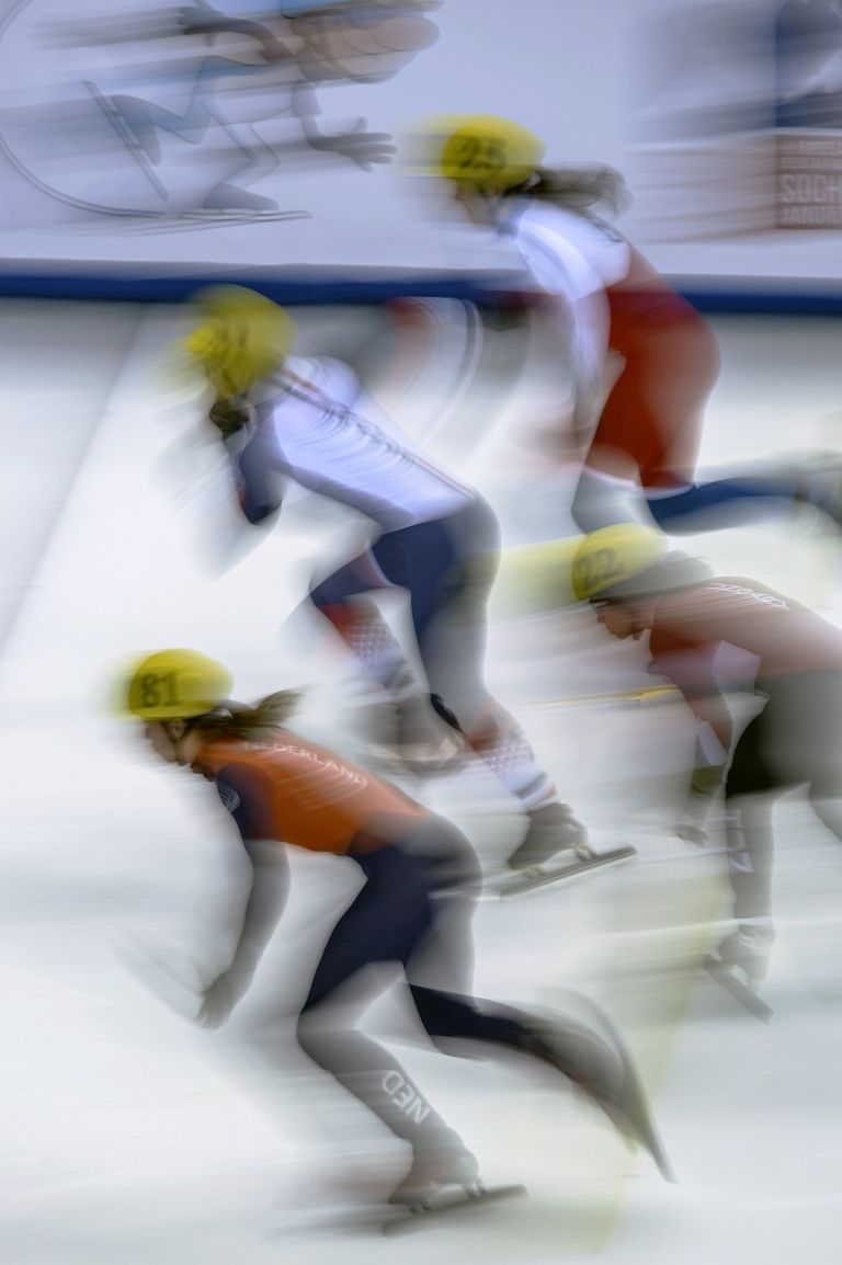 Спортсмены в предварительном забеге на 500 метров среди женщин на чемпионате Европы по шорт-треку в Сочи Спортсмены в предварительном забеге на 500 метров среди женщин на чемпионате Европы по шорт-треку в Сочи