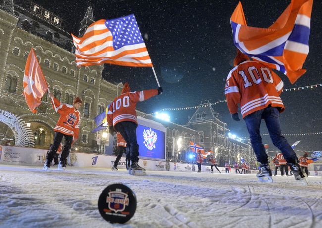 Мероприятие 100 дней до начала чемпионата мира по хоккею в России на ГУМ катке в Москве Мероприятие 100 дней до начала чемпионата мира по хоккею в России на ГУМ катке в Москве