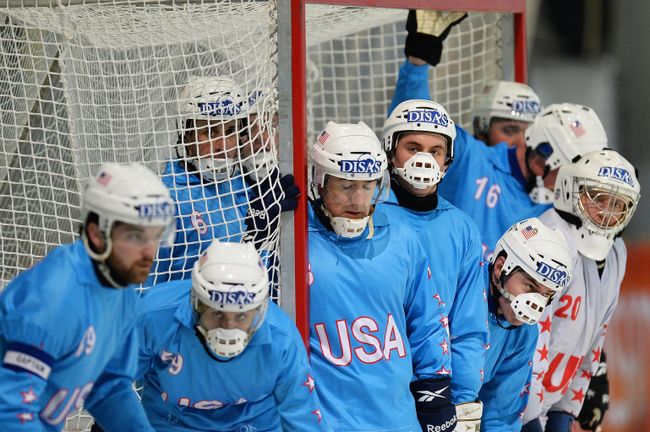 Игроки сборной США во время подачи углового удара
