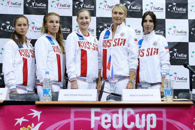 Игроки женской сборной России по теннису Дарья Касаткина, Светлана Кузнецова, Екатерина Макарова, Мария Шарапова и капитан сборной Анастасия Мыскина (слева направо) Игроки женской сборной России по теннису Дарья Касаткина, Светлана Кузнецова, Екатерина Макарова, Мария Шарапова и капитан сборной Анастасия Мыскина (слева направо)