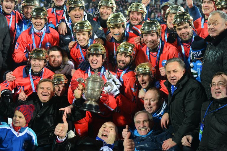 Игроки сборной России с Кубком чемпионов мира по хоккею с мячом 2016 в Ульяновске во время церемонии награждения Игроки сборной России с Кубком чемпионов мира по хоккею с мячом 2016 в Ульяновске во время церемонии награждения