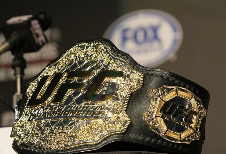 Чемпионский пояс и логотип Абсолютного бойцовского чемпионата (UFC)