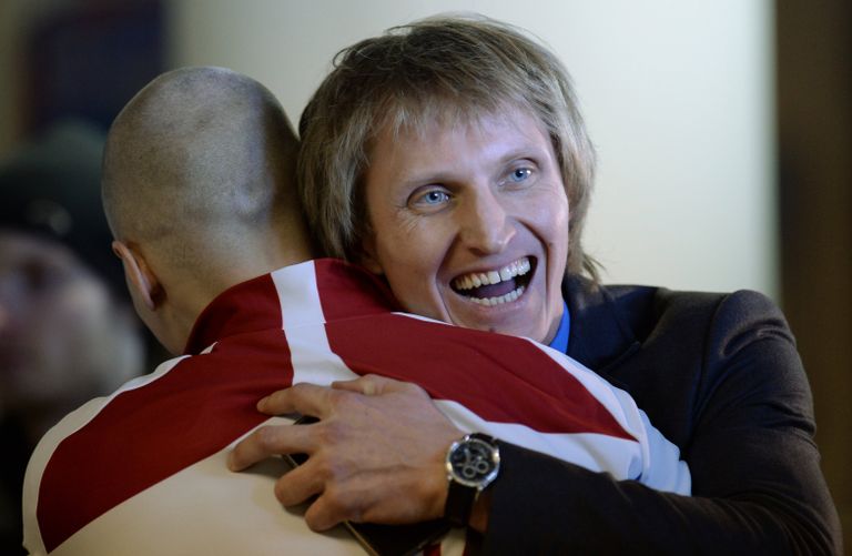 Иван Скобрев (справа) поздравляет Павла Кулижникова Иван Скобрев (справа) поздравляет Павла Кулижникова