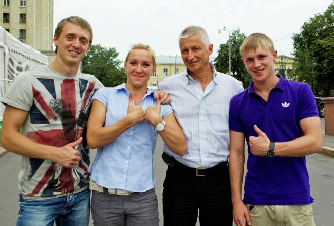 Российские спортсмены, члены олимпийской сборной по прыжкам на батуте Дмитрий Ушаков, Виктория Воронина, Никита Федоренко (слева направо) и главный тренер олимпийской сборной по прыжкам на батуте Николай Макаров (второй справа