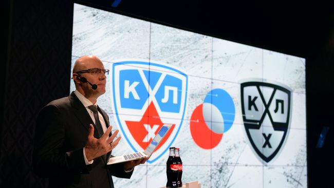 Президент Континентальной хоккейной лиги (КХЛ) Дмитрий Чернышенко и логотип лиги