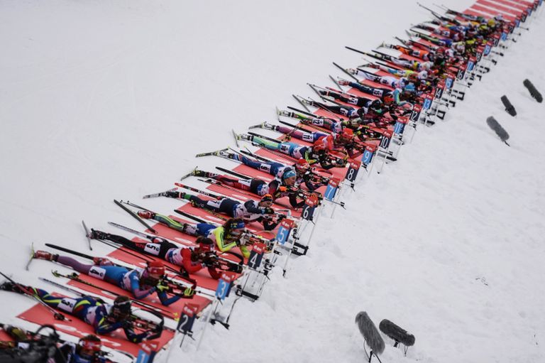Спортсменки на огневом рубеже смешанной эстафеты чемпионата мира по биатлону в норвежском Холменколлене Спортсменки на огневом рубеже смешанной эстафеты чемпионата мира по биатлону в норвежском Холменколлене