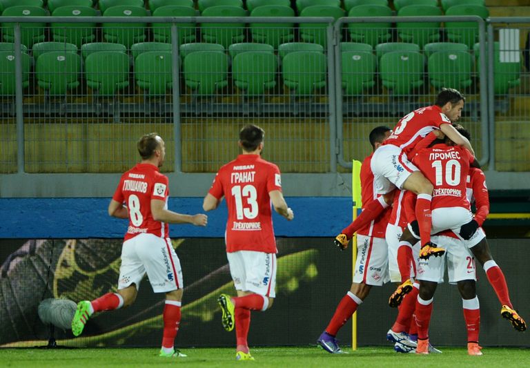 Игроки Спартака радуются забитому голу