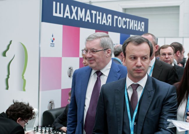 Аркадий Дворкович (справа)