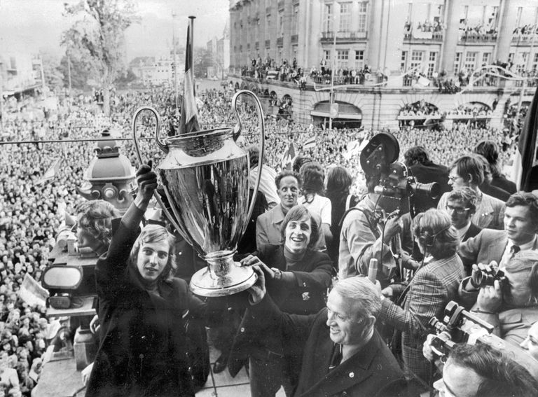 Йохан Кройф (с кубком справа), 1972 год Йохан Кройф (с кубком справа), 1972 год