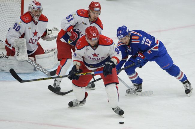 Вратарь ЦСКА Илья Сорокин, хоккеисты ЦСКА Антти Пильстрём, Артём Сергеев и форвард СКА Стив Мозес (слева направо)