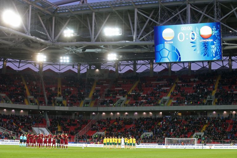 Футболисты сборной России (слева на первом плане) и сборной Литвы перед началом товарищеского матча Россия - Литва Футболисты сборной России (слева на первом плане) и сборной Литвы перед началом товарищеского матча Россия - Литва