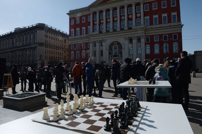 Горожане на интерактивной шахматной площадке на Тверской площади в Москве Горожане на интерактивной шахматной площадке на Тверской площади в Москве