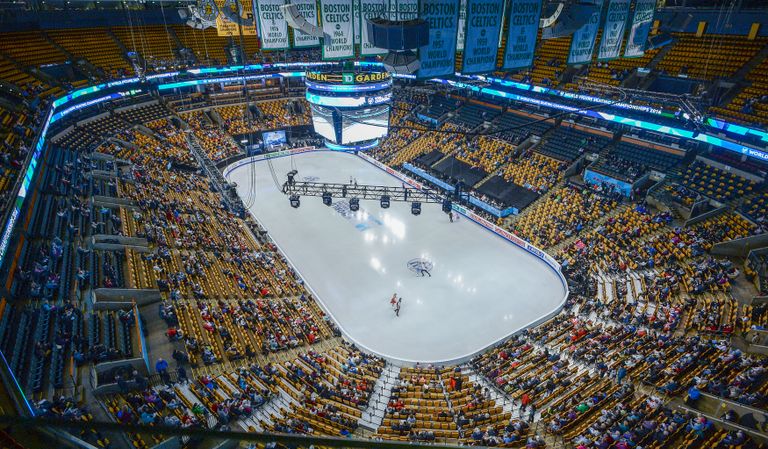 Фигуристы во время раскатки на спортивной арене TD Garden в Бостоне Фигуристы во время раскатки на спортивной арене TD Garden в Бостоне