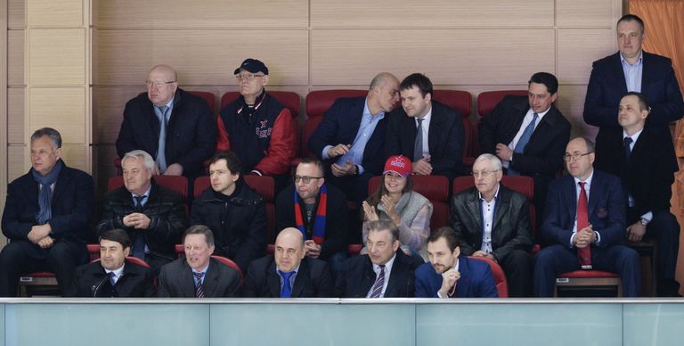 Помощник президента РФ Игорь Левитин (слева), руководитель Администрации президента РФ Сергей Иванов (второй слева), президент ФХР Владислав Третьяк (второй справа) и генеральный менеджер ЦСКА Сергей Федоров (справа в первом ряду) Помощник президента РФ Игорь Левитин (слева), руководитель Администрации президента РФ Сергей Иванов (второй слева), президент ФХР Владислав Третьяк (второй справа) и генеральный менеджер ЦСКА Сергей Федоров (справа в первом ряду)