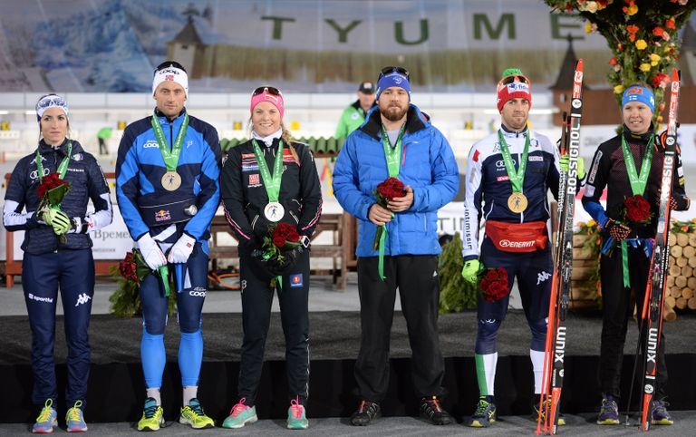 Призеры смешанной эстафеты лыжников Гонки чемпионов-2016 в Тюмени (слева направо): Илария Дебертолис (Италия) и Петтер Нортуг (Норвегия) - 3-е место, Мари Эйде (Норвегия) и Батист Гро (Франция) - 2-е место, Федерико Пеллегрино (Италия) и Кертту Нисканен (Финляндия) - 1-е место Призеры смешанной эстафеты лыжников Гонки чемпионов-2016 в Тюмени (слева направо): Илария Дебертолис (Италия) и Петтер Нортуг (Норвегия) - 3-е место, Мари Эйде (Норвегия) и Батист Гро (Франция) - 2-е место, Федерико Пеллегрино (Италия) и Кертту Нисканен (Финляндия) - 1-е место