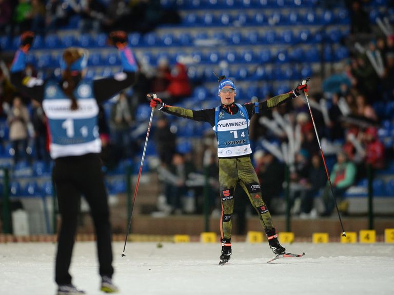 Справа: биатлонист Симон Шемпп (Германия) Справа: биатлонист Симон Шемпп (Германия)